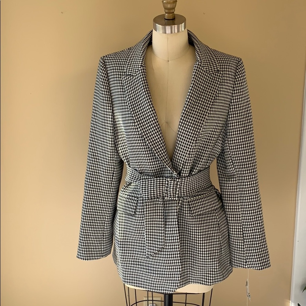 Houndstooth blazer w/ structured shoulders & belt
